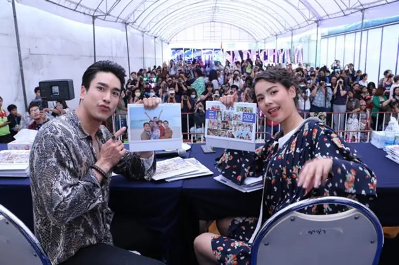 เซ็นปฏิทินปีใหม่ช่อง 3 สนั่น...!! ทั้ง บางพลี ลาดพร้าว และ มาลีนนท์ คนล้นแห่รับลายเซ็นดารา