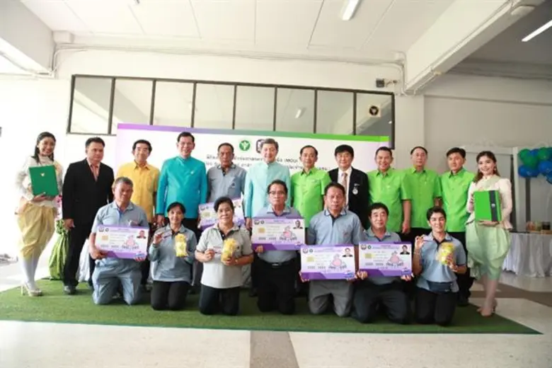 นายอภิรมย์ สุขประเสริฐ ผู้จัดการธนาคารเพื...