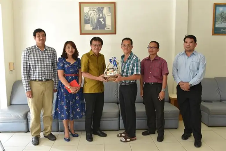 รองอธิการบดีฯ ม.อ.ตรัง นำคณะผู้บริหาร เข้ามอบกระเช้าอวยพรปีใหม่ แก่ นายก อบจ.ตรัง และหน่วยงานต่างๆ