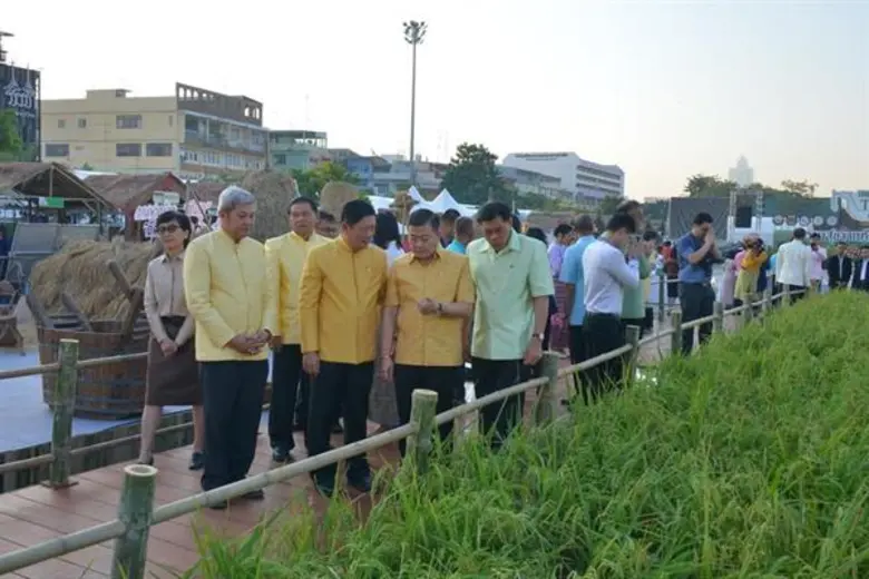 เลขาธิการ ส.ป.ก.ร่วมพิธีทำบุญตักบาตรข้าวใหม่ ๔ ภาค ในงานเทศกาลข้าวไทย ๒๕๖๑ ณ ลานคนเมือง ศาลาว่าการกรุงเทพมหานคร
