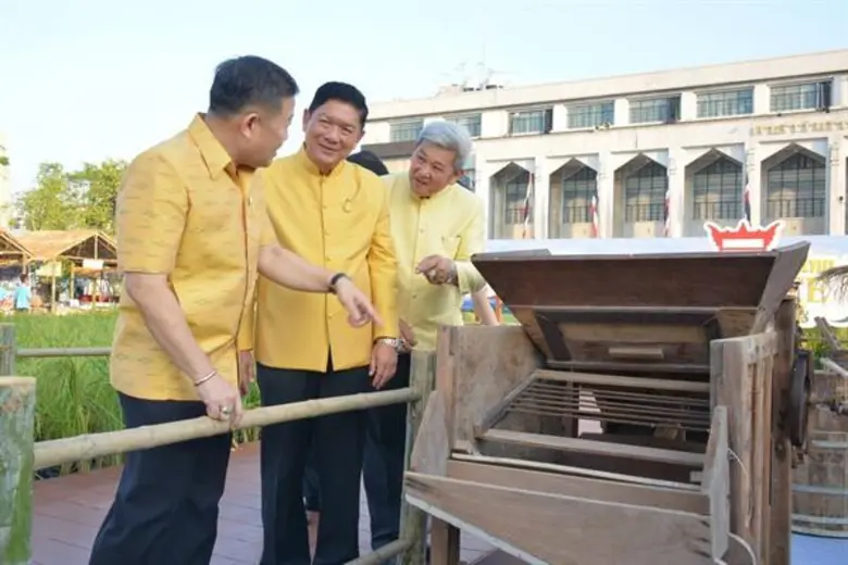 เลขาธิการ ส.ป.ก.ร่วมพิธีทำบุญตักบาตรข้าวใหม่ ๔ ภาค ในงานเทศกาลข้าวไทย ๒๕๖๑ ณ ลานคนเมือง ศาลาว่าการกรุงเทพมหานคร