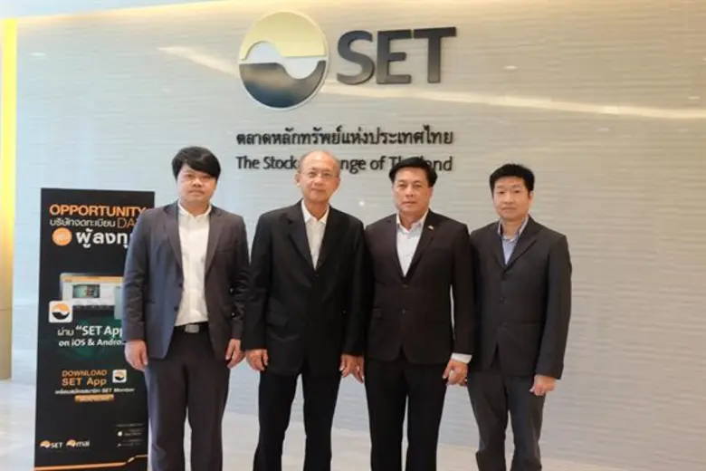 นายสุชาติ มงคลอารีย์พงษ์ (กลางซ้าย) ประธา...