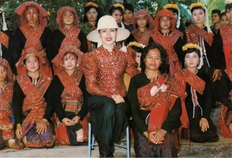 จากผ้าห่มสไบของชาวภูไท สู่ราชินีแห่งไหมไท...