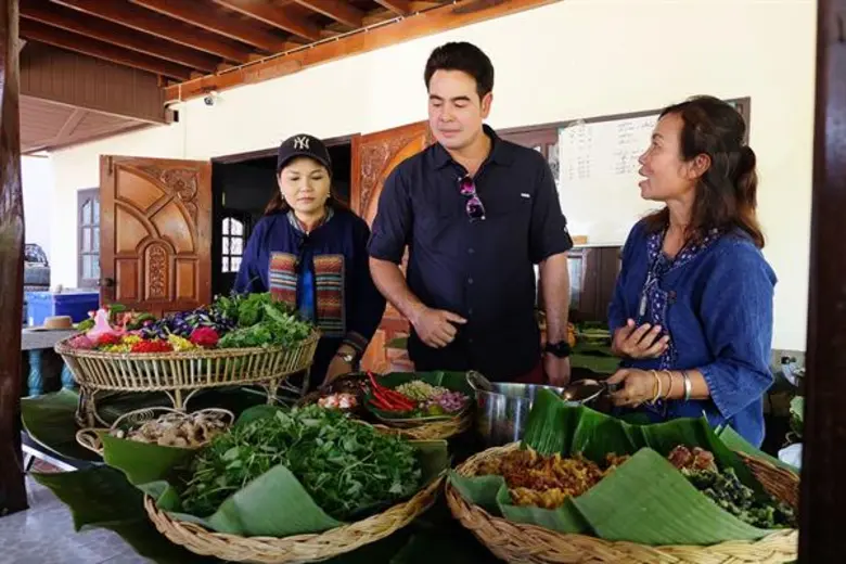 ทีวีไกด์: รายการ "สมุดโคจร On The Way"  มาเยือนกาญจน์สักครั้งหนึ่ง สัมผัสความเสียวสุดเอ็กซ์ตรีม จ๊อบ นิธิ ท้าโดดยูโรบันจี้