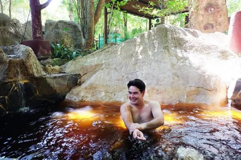 ทีวีไกด์: รายการ "สมุดโคจร On The Way"  มาเยือนกาญจน์สักครั้งหนึ่ง สัมผัสความเสียวสุดเอ็กซ์ตรีม จ๊อบ นิธิ ท้าโดดยูโรบันจี้