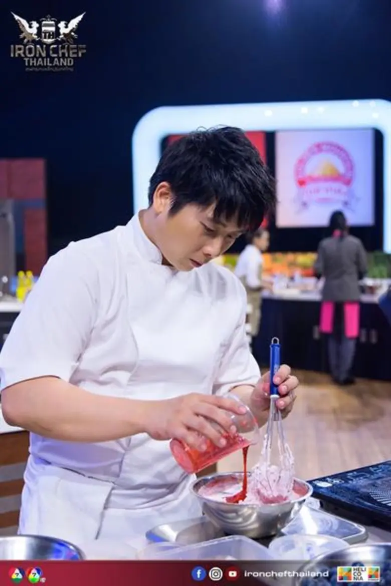 ทีวีไกด์: รายการ "เชฟกระทะเหล็ก ประเทศไทย"  “เชฟกระทะเหล็ก” เปิดศึกปะทะเดือดศาสตร์แห่งความหวาน “เชฟเปาโล” งัดสูตรเด็ดขอสยบบัลลังก์แชมป์ “เชฟไก่”