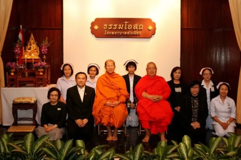 พระครูสิริธรรมภาณ (นั่ง : ขวา)เจ้าอาวาสวั...