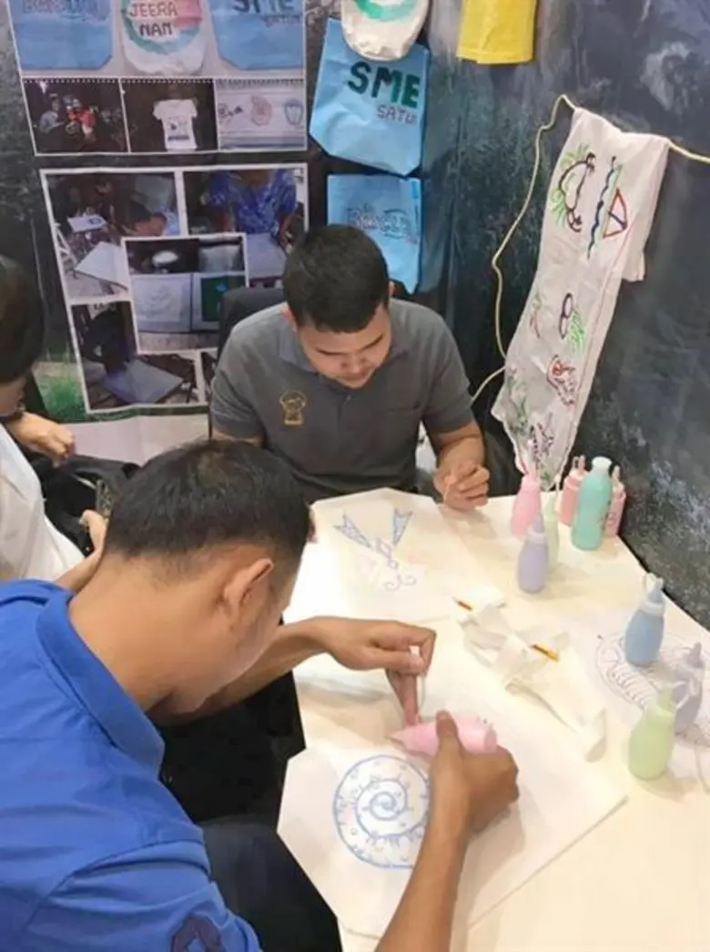 นักวิจัย มรภ.สงขลา ปิ๊งไอเดีย “พาราบาติก”คิดค้นสีเพ้นท์ผ้าจากน้ำยางธรรมชาติ สร้างรายได้ชุมชน