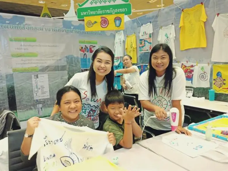 นักวิจัย มรภ.สงขลา ปิ๊งไอเดีย “พาราบาติก”คิดค้นสีเพ้นท์ผ้าจากน้ำยางธรรมชาติ สร้างรายได้ชุมชน