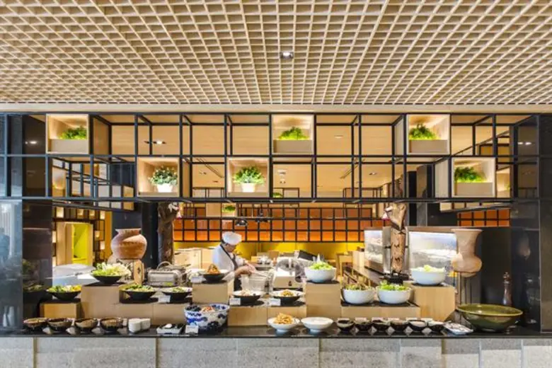 สนุกสนานกับเทศกาลแห่งการเฉลิมฉลองปีนี้ ณ ฮอลิเดย์อินน์ กรุงเทพฯ อบอวลด้วยรอยยิ้มและเสียงหัวเราะท่ามกลางแสงสีเสียงอันศิวิไลซ์ใจกลางเมือง