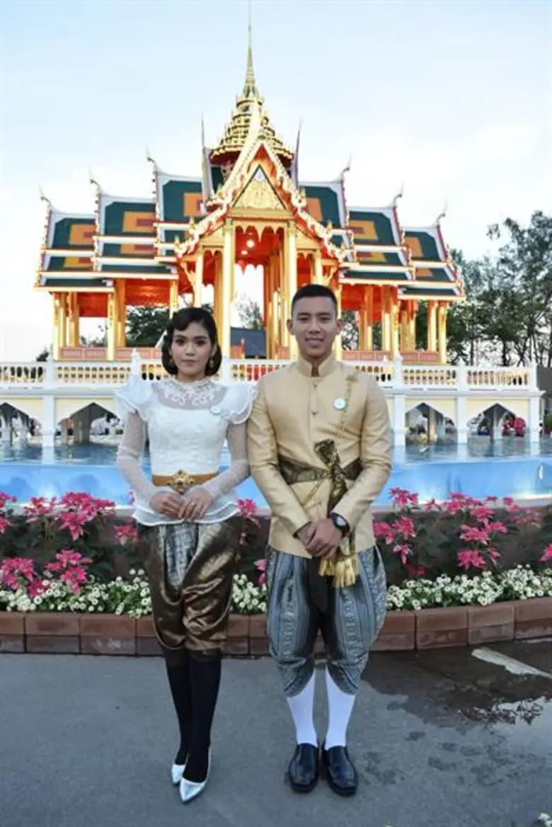 “ใบเตย-เบิ้ล ปทุมราช” ชวนแต่งชุดไทย เที่ยว “งานอุ่นไอรัก คลายความหนาว”