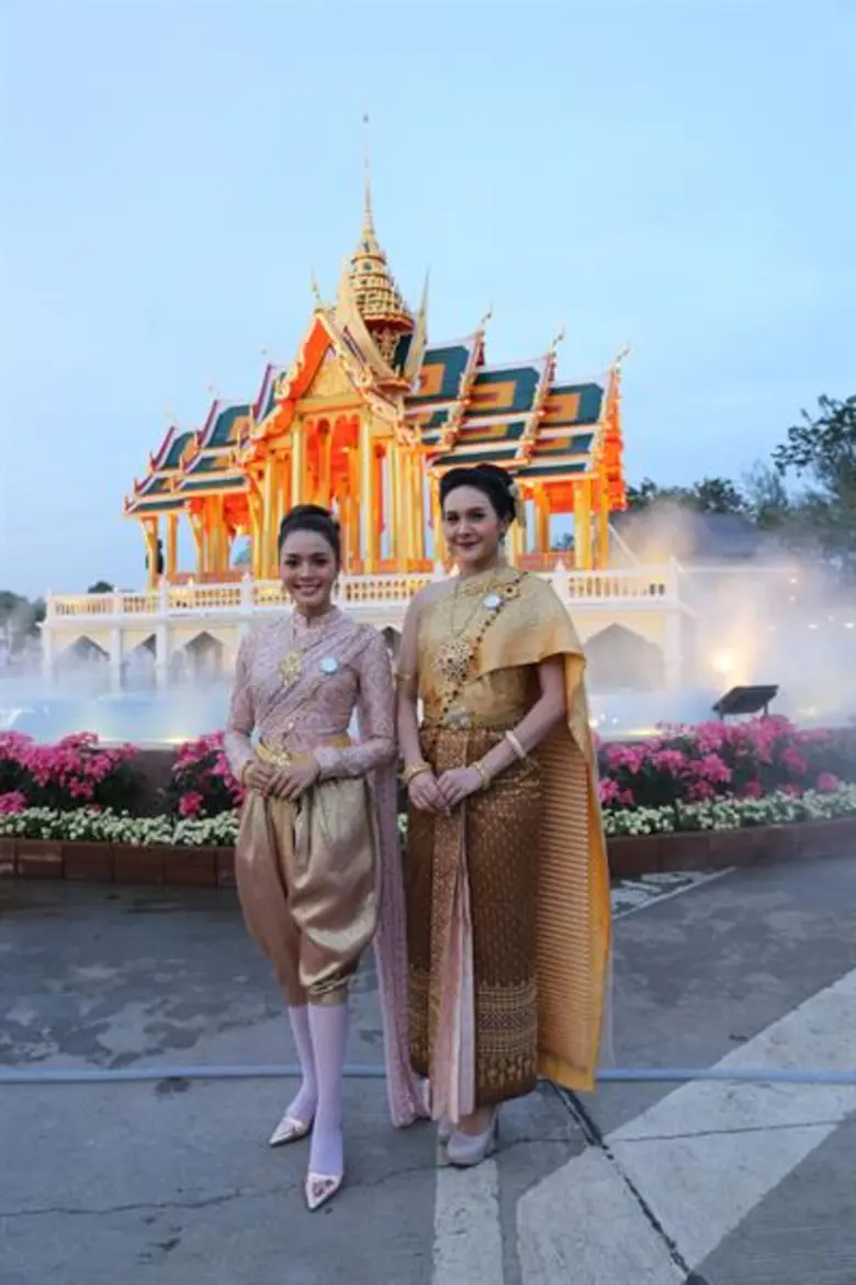 “ใบเตย-เบิ้ล ปทุมราช” ชวนแต่งชุดไทย เที่ยว “งานอุ่นไอรัก คลายความหนาว”