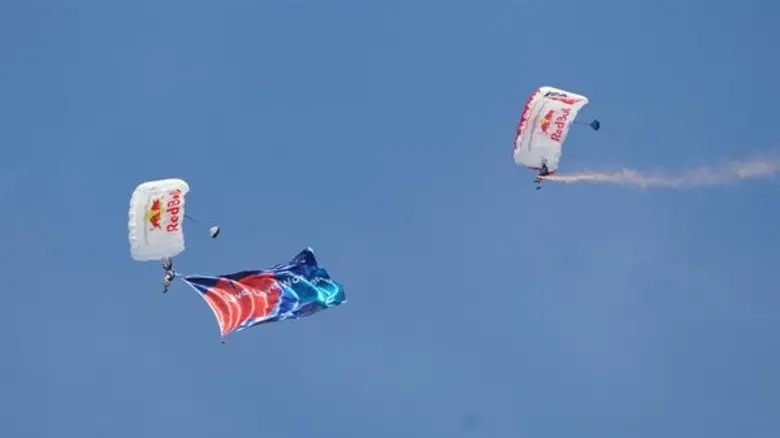 ยูโรเปี้ยน เรดบูล ชวนปลดอะดรีนาลีนให้พลุ่งพล่าน ผ่านเอ๊กซ์ตรีมสปอร์ต นำสองนักเหินเวหาระดับโลก โชว์สกายไดฟ์บนอากาศท้าทายความกลัว ด้วยความสูงกว่า 5,000ฟุต