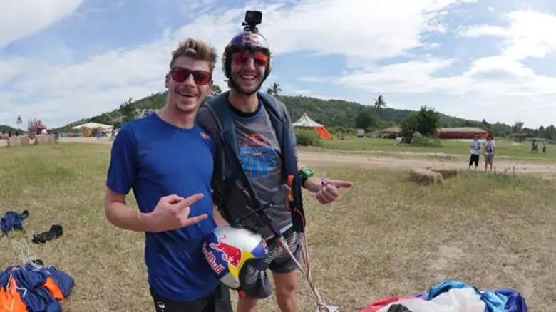 ยูโรเปี้ยน เรดบูล ชวนปลดอะดรีนาลีนให้พลุ่งพล่าน ผ่านเอ๊กซ์ตรีมสปอร์ต นำสองนักเหินเวหาระดับโลก โชว์สกายไดฟ์บนอากาศท้าทายความกลัว ด้วยความสูงกว่า 5,000ฟุต