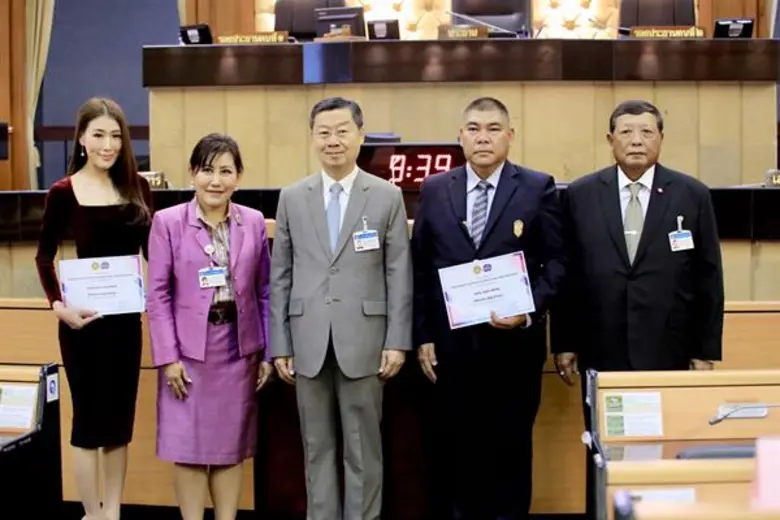 'ครูเอิร์น’ ปลื้ม รับเกียรติบัตรพรีเซนเตอร์ โครงการ “ครูD7Days สำนึกรักชาติ”