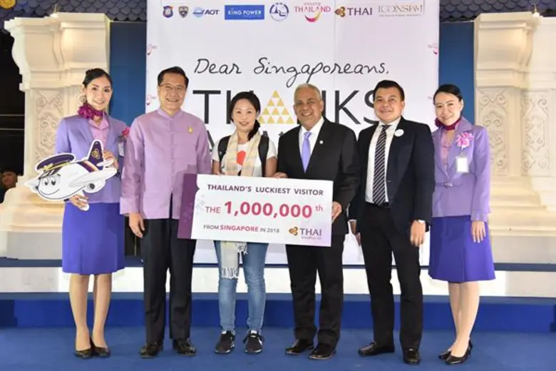 นายวีระศักดิ์ โควสุรัตน์ (ที่ 2 จากซ้าย) ...