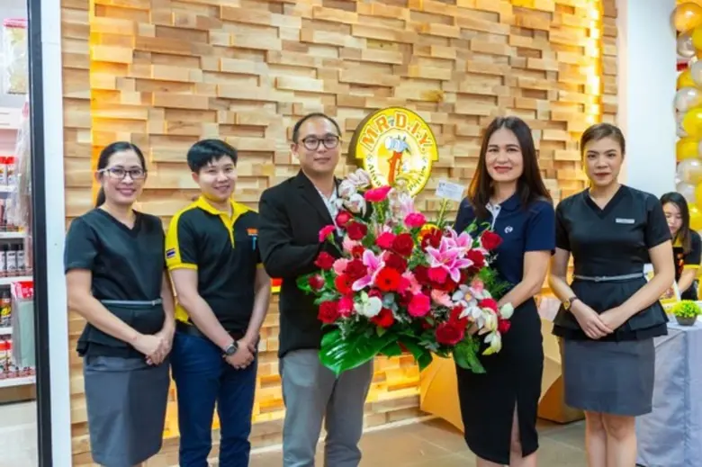 คุณธนัชชพร พงษ์เย็น (ที่ 4 จากซ้าย) ผู้จั...