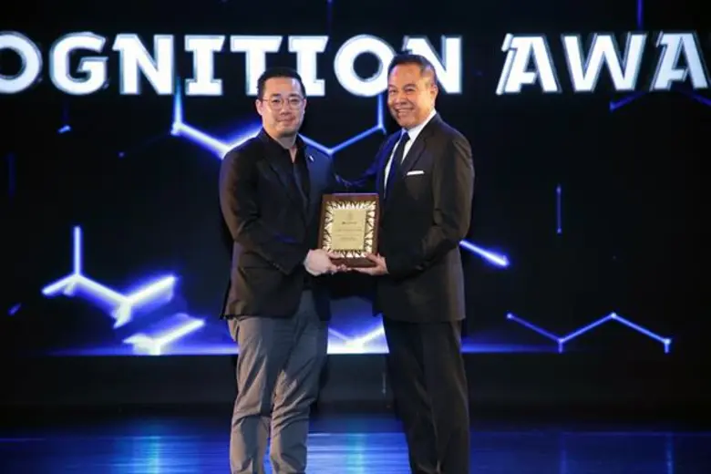 อัยยวัฒน์ ศรีวัฒนประภา (ซ้าย) ประธานเจ้าห...