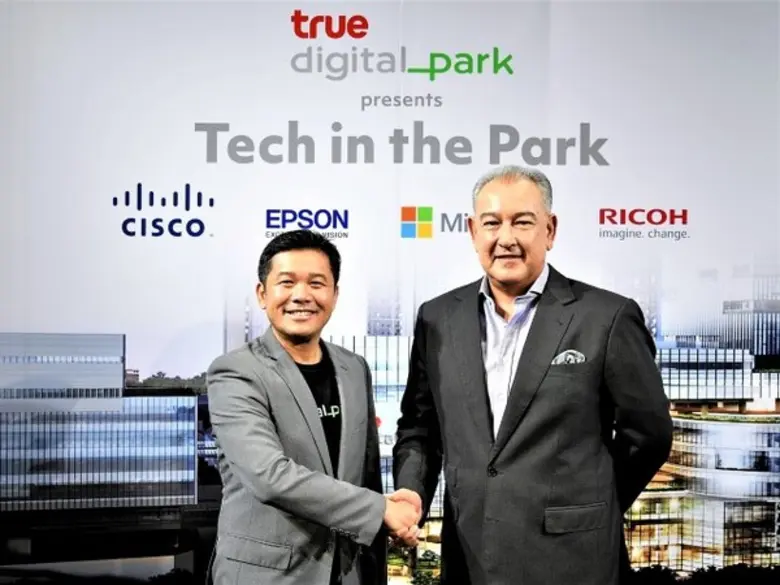 นายจูเลี่ยน ไฟร์เอ็ต (ขวา) ประธานกรรมการบ...