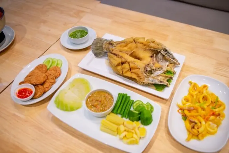 เชฟปอง ชวนคุณมาอิ่มสุดคุ้มกับโปรโมชั่น อร่อยเลือกได้ในเมนูเซต 888.- ที่ร้านแหลมเจริญซีฟู้ด สาขาเซ็นทรัล แอร์พอร์ต"