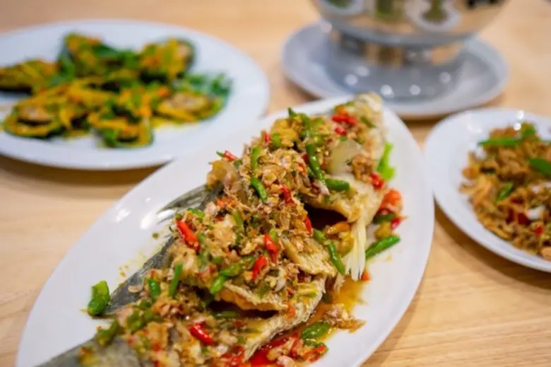 เชฟปอง ชวนคุณมาอิ่มสุดคุ้มกับโปรโมชั่น อร่อยเลือกได้ในเมนูเซต 888.- ที่ร้านแหลมเจริญซีฟู้ด สาขาเซ็นทรัล แอร์พอร์ต"