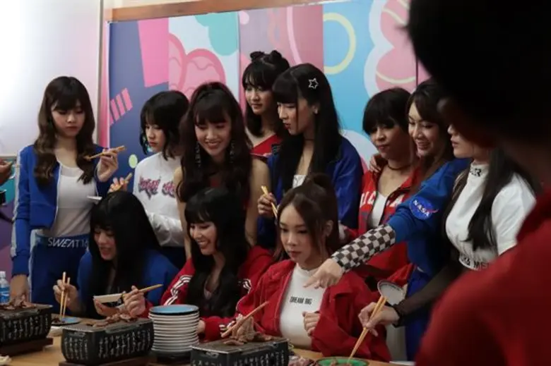 13 สาวเกิร์ลไอดอลกรุ๊ป SWEAT16! (สเวทซิกซ...