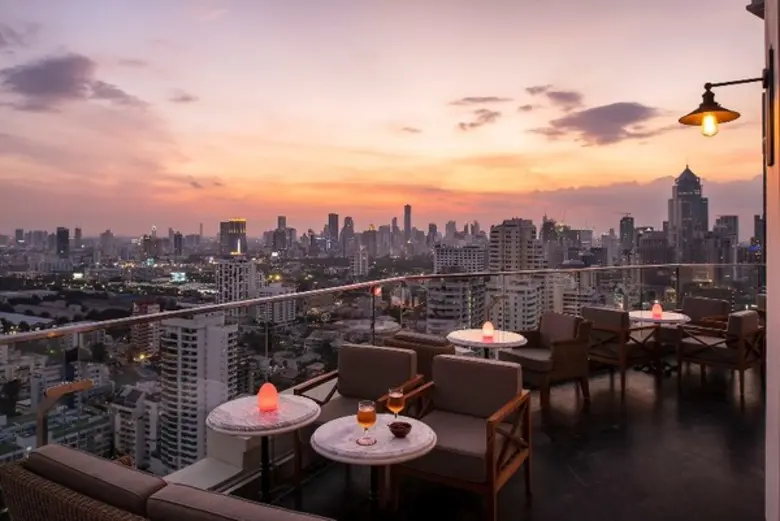 Belga Rooftop Bar & Brasserie คือบาร์ และ...