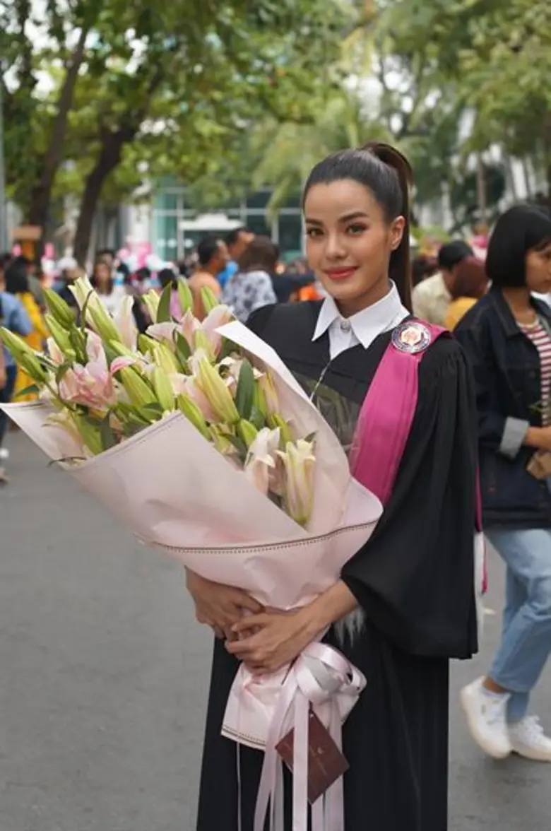 “จูน ชลฤดี”  ปลื้มรับปริญญา ม.ศรีปทุม เชื่อความอดทน หนทางสู่ความสำเร็จ