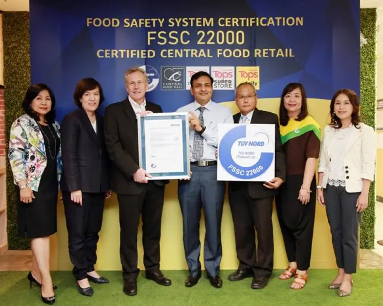 มร. อลิสเตอร์ เทย์เลอร์ (ที่ 3 จากซ้าย) ก...