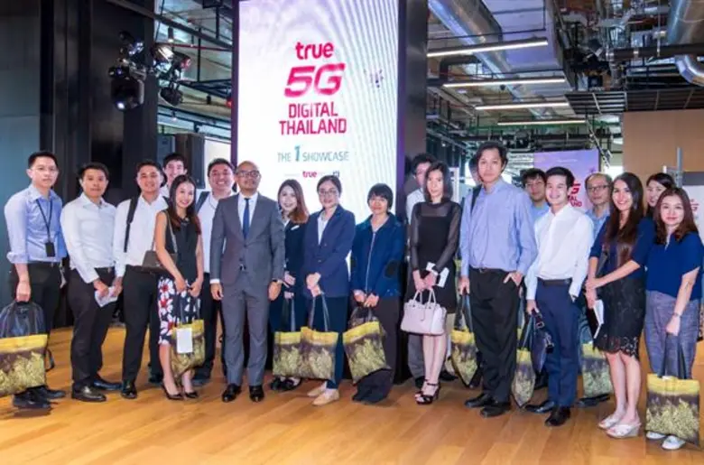 กลุ่มทรู โดย นายภัคพงศ์ พัฒนมาศ (แถวหน้าท...