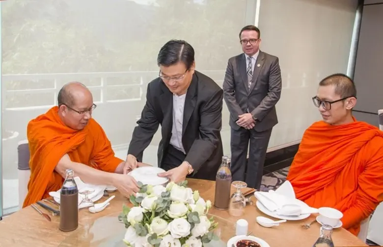 ชาลี โสภณพนิช (ที่ 2 จากซ้าย) ประธานกรรมก...