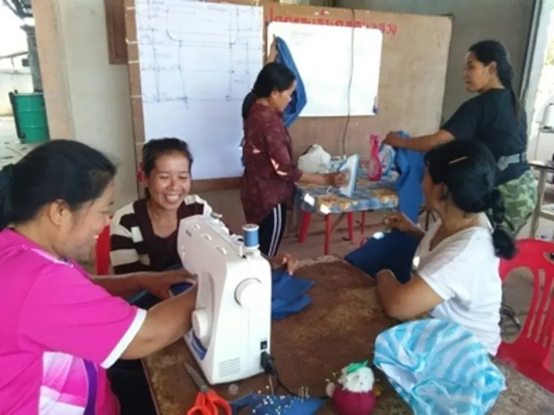 สนพ. มุกดาหาร จัดฝึกอบรมอาชีพเสริม สาขาการแปรรูปผลิตภัณฑ์จากผ้าเพื่อการพาณิชย์