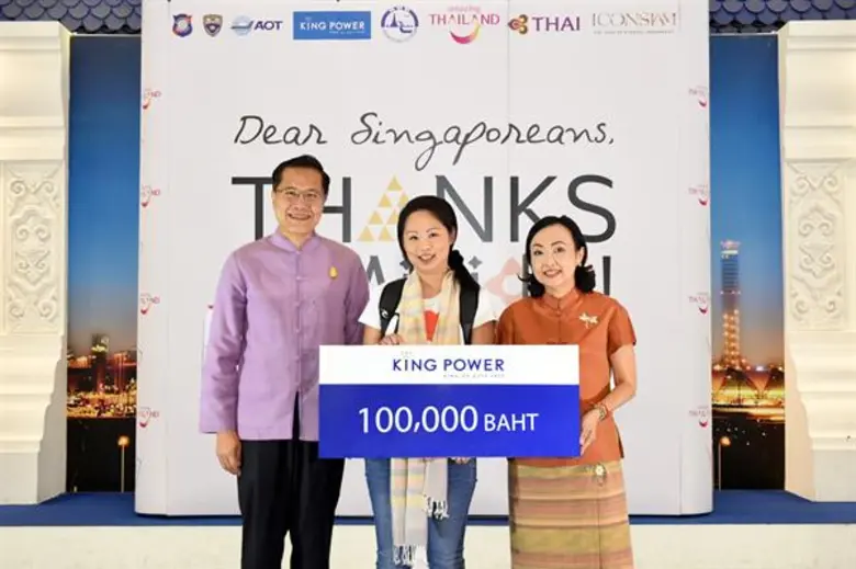 วีระศักดิ์ โควสุรัตน์ (ซ้ายสุด) รัฐมนตรีว...