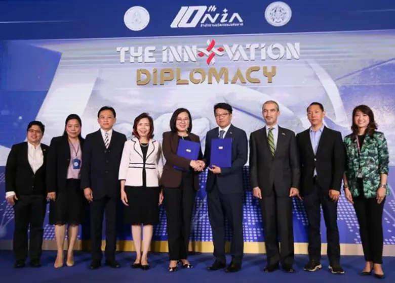 ดร.พันธุ์อาจ ชัยรัตน์ (คนที่ 4 จากขวา) ผู...