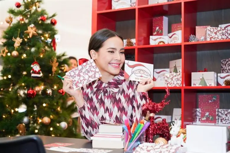 'ญาญ่า อุรัสยา’ อาสาเป็นไกด์พาชมเทศกาลแห่งความสุข ท่ามกลางหิมะโปรยปรายและเหล่าซานต้านับร้อย ในงาน Let’s Celebrate 2019 'Together’ ที่เซ็นทรัล เอ็มบาสซี และเซ็นทรัล ชิดลม