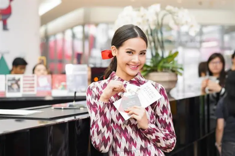 'ญาญ่า อุรัสยา’ อาสาเป็นไกด์พาชมเทศกาลแห่งความสุข ท่ามกลางหิมะโปรยปรายและเหล่าซานต้านับร้อย ในงาน Let’s Celebrate 2019 'Together’ ที่เซ็นทรัล เอ็มบาสซี และเซ็นทรัล ชิดลม