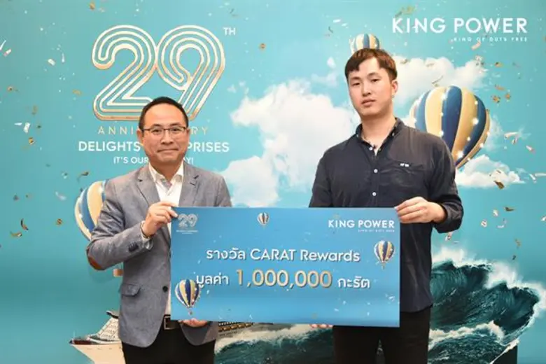 นิพนธ์ รักศรีอักษร (ซ้าย) รองกรรมการผู้อำ...