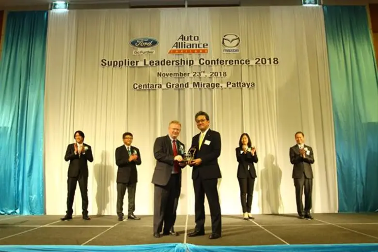 มร.ฮิเดยูกิ ทาเคดะ (ขวา) กรรมการผู้จัดการ...