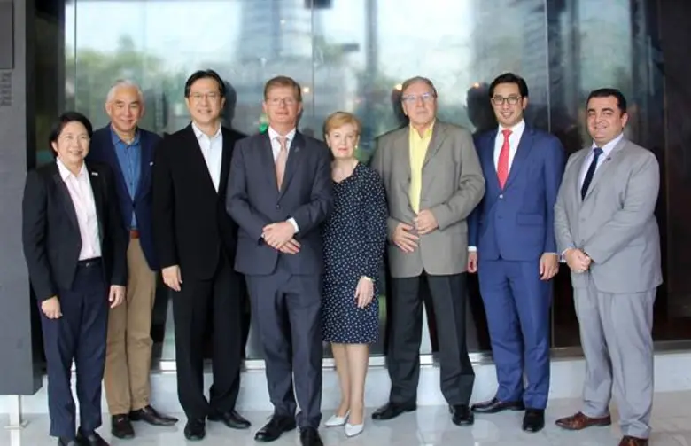 นายกรกฏ ชาตะสิงห์ (ที่ 3 จากซ้าย) ผู้อำนว...