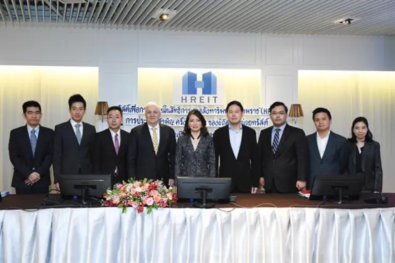 นางสาวจรีพร จารุกรสกุล (กลาง) ประธานกรรมก...