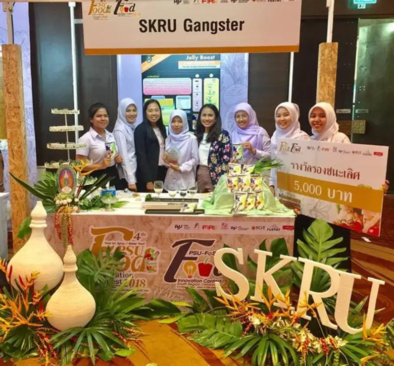มรภ.สงขลา คว้ารองชนะเลิศประกวดนวัตกรรมอาหาร คิดค้นเยลลี่เวย์โปรตีนผสมแก่นตะวันเสริมสาหร่ายสไปรูลิน่า