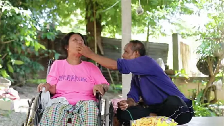 ทีวีไกด์: รายการ “ไมค์หมดหนี้” หนทางยาวไกล ไม่ใช่อุปสรรค! ชายขี่มอเตอร์ไซค์หอบภรรยาหลายพันกิโลเมตร เพื่อเดินทางมา “ไมค์หมดหนี้”