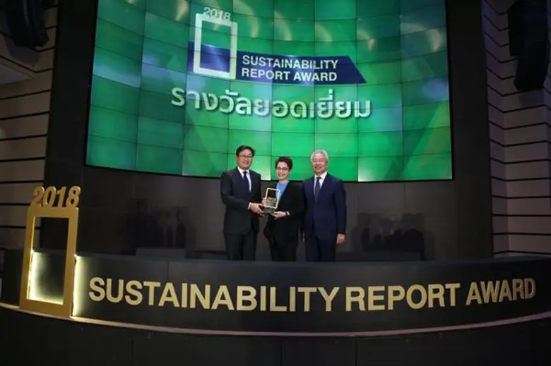 นางสุศมา ปิตากุลดิลก (ขวา) ผู้จัดการอาวุโ...