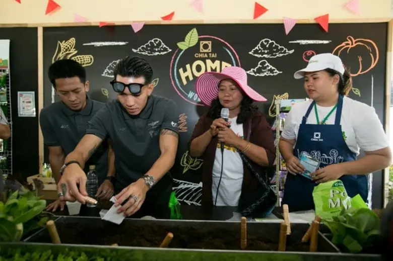 “ลีซอ & บอล” นักฟุตบอลหัวใจสีเขียว ชวนเที่ยวไร่ เรียนรู้การเกษตรที่เมืองกาญจน์