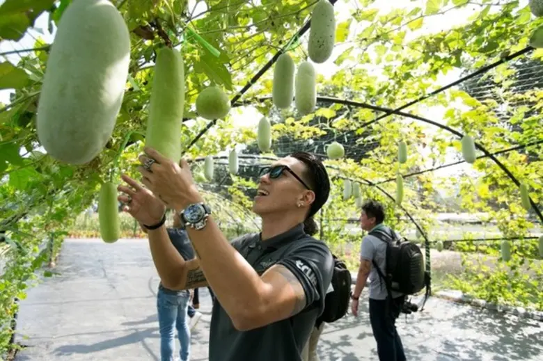 “ลีซอ & บอล” นักฟุตบอลหัวใจสีเขียว ชวนเที่ยวไร่ เรียนรู้การเกษตรที่เมืองกาญจน์