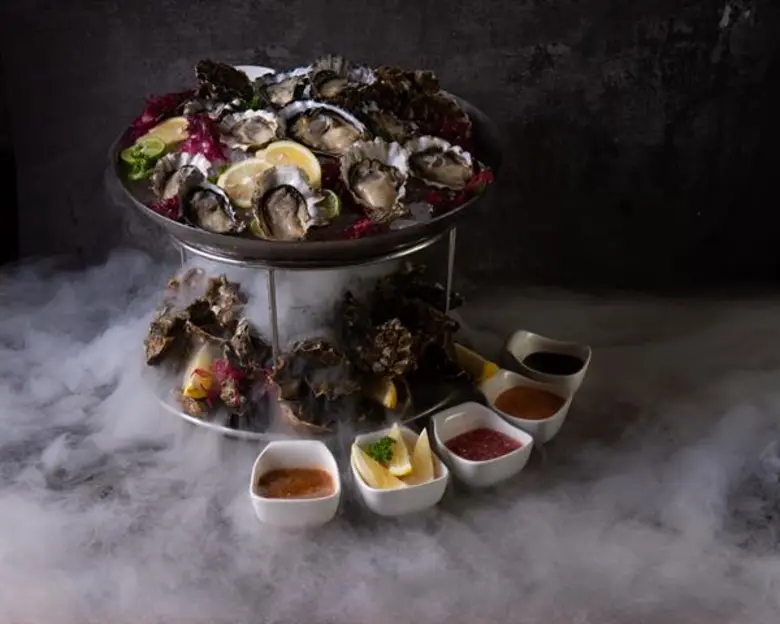 ห้องอาหาร อัพ แอนด์ อะบัฟ พร้อมเสิร์ฟหอยนางรมสดใหม่ส่งตรงจากต่างประเทศ