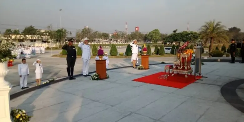 ร่วมพิธีวางพานพุ่มดอกไม้สด เพื่อน้อมรำลึกถึงพระมหากรุณาธิคุณ สมเด็จพระเจ้าตากสินมหาราช