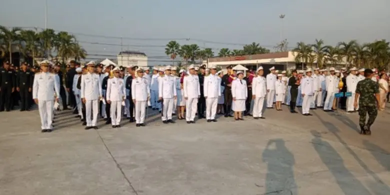 ร่วมพิธีวางพานพุ่มดอกไม้สด เพื่อน้อมรำลึกถึงพระมหากรุณาธิคุณ สมเด็จพระเจ้าตากสินมหาราช