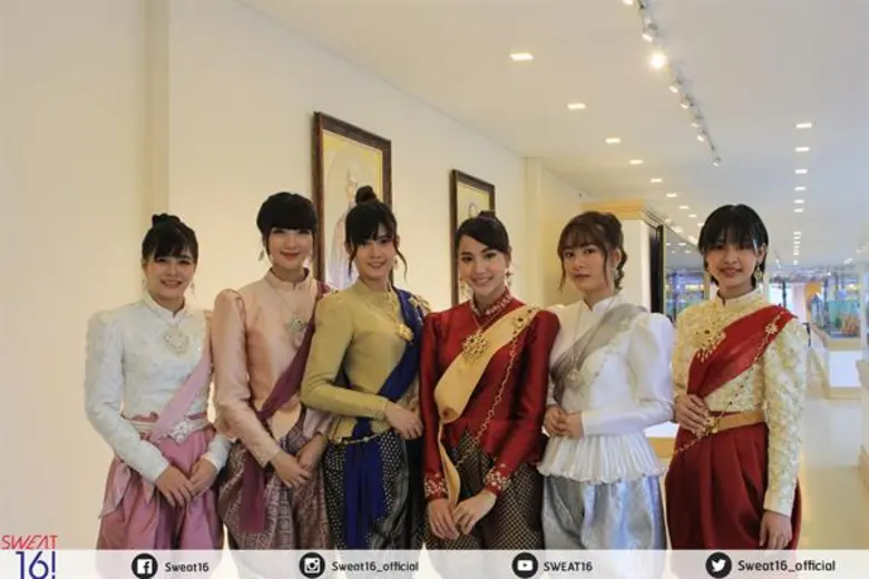 “พี่ไท” พิธีกรไนน์เอ็นฯ ชวน 6 สาว “SWEAT16!” สืบสานวัฒนธรรมไทย ร่วมงาน “อุ่นไอรัก คลายความหนาว สายน้ำแห่งรัตนโกสินทร์”