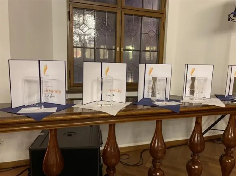 ทางสำนักงานของผู้ว่าของแคว้นบาวาเรีย ( มิ...